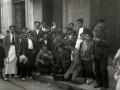 GRUPO DE HOMBRES JOVENES, ALGUNOS DE ELLOS LIMPIABOTAS. (Foto 1/1)