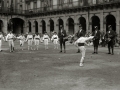 GRUPO DE "IÑUDE ETA ARTZAIAK" EN LA PLAZA DE LA CONSTITUCION DURANTE LA CELEBRACION DE UNAS FIESTAS. (Foto 1/3)