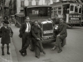 GRUPO DE JOVENES JUNTO A UNA CAMIONETA EN EL BOULEVARD. (Foto 1/1)