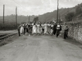 GRUPO DE JOVENES PASEANDO POR UNA CARRETERA EN EL BARRIO DE AMARA JUNTO A LA FABRICA DE GAS. (Foto 2/3)