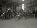 GRUPO DE MOTORISTAS DELANTE DEL MOTO CLUB DE GIPUZKOA EN LA PLAZA DE BILBAO. (Foto 2/2)