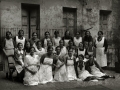 GRUPO DE MUJERES EN EL PATIO DEL CENTRO FEMENINO NAZARET DURANTE UNA CLASE DE COCINA. (Foto 1/1)