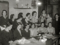 GRUPO DE MUJERES EN UNA EMPRESA DE CONFECCION DE ROPA. (Foto 2/8)