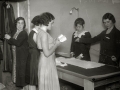 GRUPO DE MUJERES EN UNA EMPRESA DE CONFECCION DE ROPA. (Foto 3/8)