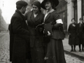 GRUPO DE MUJERES POSTULANTES POR LAS CALLES DE SAN SEBASTIAN. (Foto 1/20)