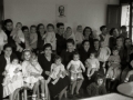 GRUPO DE MUJERES RECIBIENDO ROPA Y VIVERES. (Foto 1/8)