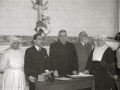 GRUPO DE MUJERES RECIBIENDO ROPA Y VIVERES. (Foto 2/8)