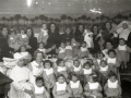 GRUPO DE MUJERES RECIBIENDO ROPA Y VIVERES. (Foto 3/8)