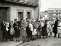 GRUPO DE MUJERES RECIBIENDO ROPA Y VIVERES. (Foto 5/8)
