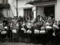 GRUPO DE MUJERES RECIBIENDO ROPA Y VIVERES. (Foto 8/8)