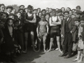 GRUPO DE NADADORES EN LA PLAYA DE LA CONCHA. (Foto 2/2)