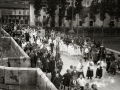 GRUPO DE NIÑOS CON ESTANDARTES A SU PASO POR UN PUENTE DE TOLOSA. (Foto 1/1)