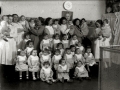 GRUPO DE NIÑOS CON SUS CUIDADORAS EN UN CENTRO DE ACOGIDA INFANTIL. (Foto 1/4)