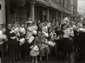 GRUPO DE NIÑOS CON SUS CUIDADORAS EN UN CENTRO DE ACOGIDA INFANTIL. (Foto 3/4)