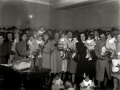 GRUPO DE NIÑOS CON SUS CUIDADORAS EN UN CENTRO DE ACOGIDA INFANTIL. (Foto 4/4)