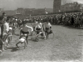 GRUPO DE NIÑOS DURANTE UNA COMPETICION DE JUEGOS EN LA PLAYA DE LA CONCHA. (Foto 1/1)