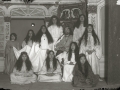 GRUPO DE NIÑOS Y JOVENES VESTIDOS DE CALLE Y DURANTE UNA REPRESENTACION TEATRAL EN UN ESCENARIO. (Foto 3/3)