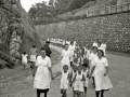 GRUPO DE NIÑOS Y VOLUNTARIAS DE LA SECCION FEMENINA EN LA LOCALIDAD DE ZUMAIA. (Foto 4/11)