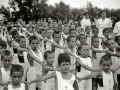 GRUPO DE NIÑOS Y VOLUNTARIAS DE LA SECCION FEMENINA EN LA LOCALIDAD DE ZUMAIA. (Foto 7/11)