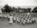 GRUPO DE NIÑOS Y VOLUNTARIAS DE LA SECCION FEMENINA EN LA LOCALIDAD DE ZUMAIA. (Foto 8/11)