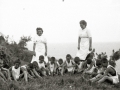 GRUPO DE NIÑOS Y VOLUNTARIAS DE LA SECCION FEMENINA EN LA LOCALIDAD DE ZUMAIA. (Foto 10/11)