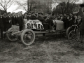 GRUPO DE PERSONAS ALREDEDOR DE UN AUTOMOVIL. (Foto 1/1)
