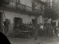 GRUPO DE PERSONAS ANTE EL EDIFICIO DE LA FEDERACION DE SOCIEDADES OBRERAS UGT. (Foto 1/1)