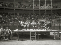 GRUPO DE PERSONAS CON TRAJES DE BATURROS EN UNA PLAZA DE TOROS. (Foto 1/1)