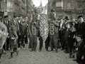 GRUPO DE PERSONAS DISFRAZADAS POR LAS CALLES DE SAN SEBASTIAN. (Foto 2/3)