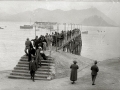 GRUPO DE PERSONAS EN EL EMBARCADERO DEL CLUB NAUTICO DE SAN SEBASTIAN. (Foto 5/5)
