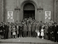 GRUPO DE PERSONAS EN LA ENTRADA DE LA IGLESIA SAN PEDRO EN EL MUELLE. (Foto 2/2)