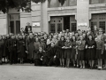 GRUPO DE PERSONAS EN LA ENTRADA DEL EDIFICIO DEL FUNICULAR. (Foto 1/1)