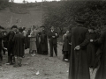GRUPO DE PERSONAS EN LA LOCALIDAD DE EZKIOGA CON MOTIVO DE LA APARICION DE LA VIRGEN. (Foto 5/11)