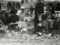 GRUPO DE PERSONAS EN LA PLAYA DE LA CONCHA. (Foto 2/9)