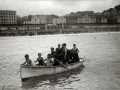 GRUPO DE PERSONAS EN LA PLAYA DE LA CONCHA. (Foto 8/9)