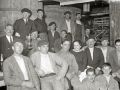 GRUPO DE PERSONAS EN UNA SIDRERIA. (Foto 1/1)