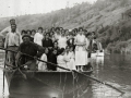 GRUPO DE PERSONAS EN UNAS EMBARCACIONES POR EL RIO URUMEA. (Foto 3/6)