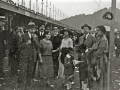 GRUPO DE PERSONAS EN UNAS FERIAS EN EL BARRIO DE AMARA. (Foto 1/3)