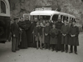 GRUPO DE PERSONAS, ENTRE ELLOS RELIGIOSOS, JUNTO A UN AUTOBUS DE LA LINEA "AZKOITIA - SAN SEBASTIAN". (Foto 1/1)