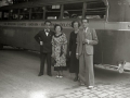 GRUPO DE PERSONAS JUNTO A UN AUTOBUS DE LA LINEA "SAN SEBASTIAN - LASARTE - ANDOAIN - VILLABONA - TOLOSA". (Foto 1/1)