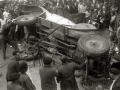 GRUPO DE PERSONAS JUNTO A UN AUTOMOVIL SINIESTRADO. (Foto 2/2)