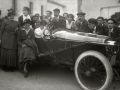 GRUPO DE PERSONAS JUNTO A UN AUTOMOVIL. (Foto 1/2)