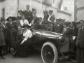 GRUPO DE PERSONAS JUNTO A UN AUTOMOVIL. (Foto 2/2)