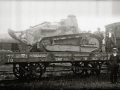 GRUPO DE PERSONAS JUNTO A UN TANQUE CARGADO EN UN VAGON DE TREN. (Foto 1/1)