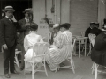 GRUPO DE PERSONAS POR EN LA TERRAZA DE UN CAFÉ. (Foto 1/1)