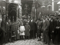 GRUPO DE PERSONAS POR LAS CALLES DE SAN SEBASTIAN PORTANDO ESTANDARTES. (Foto 1/5)