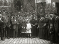 GRUPO DE PERSONAS POR LAS CALLES DE SAN SEBASTIAN PORTANDO ESTANDARTES. (Foto 2/5)