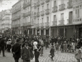GRUPO DE PERSONAS POR LAS CALLES DE SAN SEBASTIAN PORTANDO ESTANDARTES. (Foto 3/5)