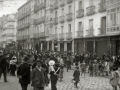 GRUPO DE PERSONAS POR LAS CALLES DE SAN SEBASTIAN PORTANDO ESTANDARTES. (Foto 3/5)