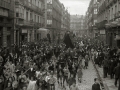 GRUPO DE PERSONAS POR LAS CALLES DE SAN SEBASTIAN PORTANDO ESTANDARTES. (Foto 4/5)